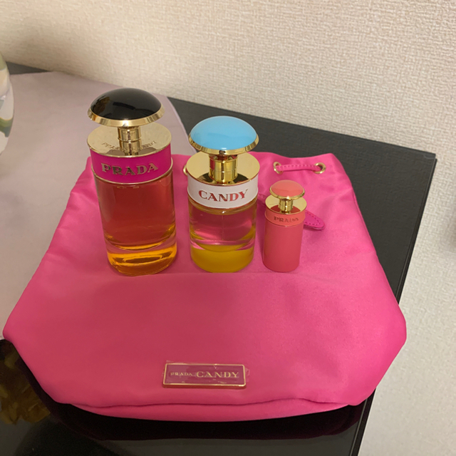 PRADA(プラダ)の[ミニ子様専用］PRADA CANDY 香水 3つセット ポーチ付き コスメ/美容の香水(香水(女性用))の商品写真