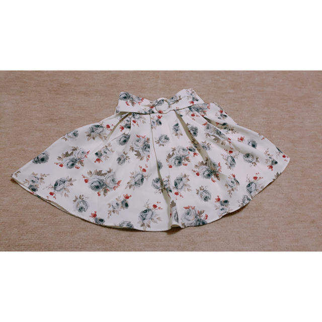 INGNI(イング)のINGNI  白　花柄　ミニスカート レディースのスカート(ミニスカート)の商品写真