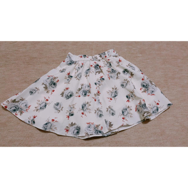 INGNI(イング)のINGNI  白　花柄　ミニスカート レディースのスカート(ミニスカート)の商品写真