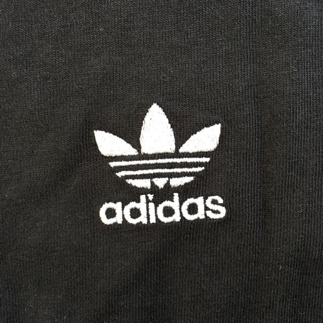 adidas(アディダス)の【新品】アディダスオリジナルス　Tシャツ　サイズO（XL）ブラック 刺繍ロゴ メンズのトップス(Tシャツ/カットソー(半袖/袖なし))の商品写真