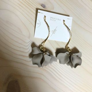 トゥデイフル(TODAYFUL)のマチルダローズ　ピアス(ピアス)