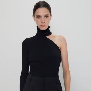 ザラ(ZARA)の【ZARA】ワンショルダーハイネックトップス(カットソー(半袖/袖なし))