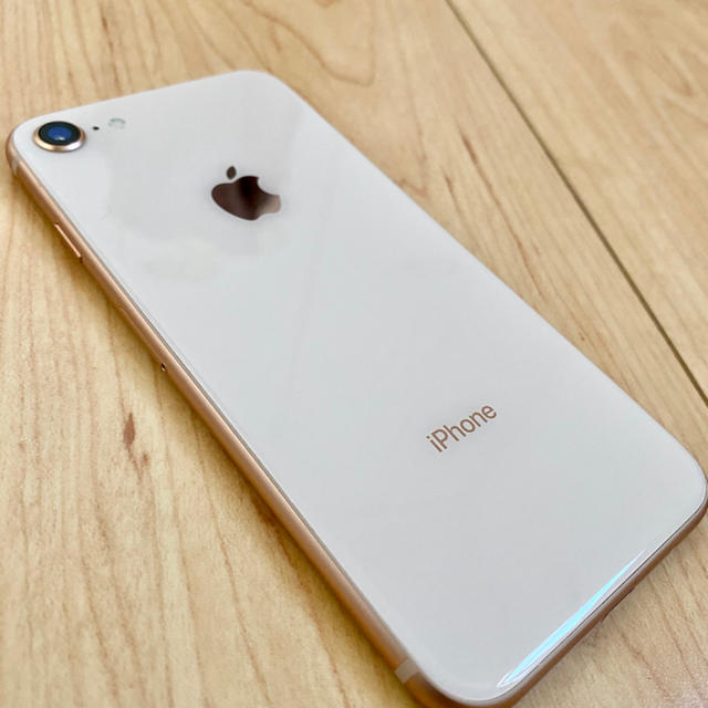 iPhone(アイフォーン)のiPhone 8 Gold 64GB スマホ/家電/カメラのスマートフォン/携帯電話(スマートフォン本体)の商品写真