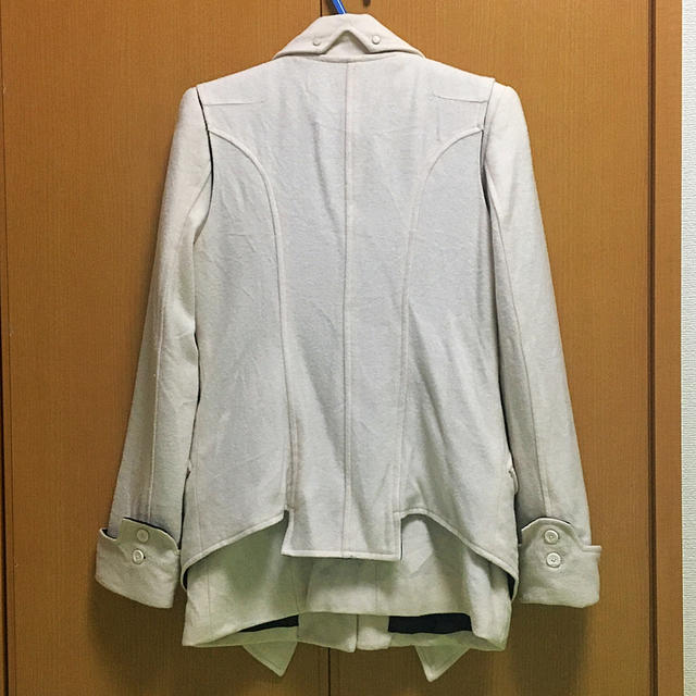 白のジャケットコート