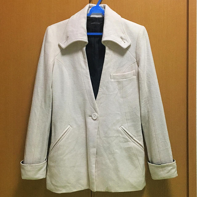 白のジャケットコート