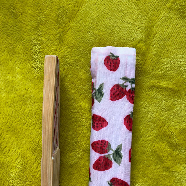 イチゴ柄🍓ミニ扇子 レディースの水着/浴衣(和装小物)の商品写真