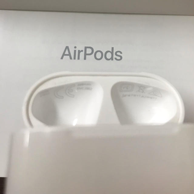 Apple(アップル)のAirPods 第1世代　第一世代　充電ケース　純正品　エアーポッズ　エアポッズ スマホ/家電/カメラのオーディオ機器(ヘッドフォン/イヤフォン)の商品写真