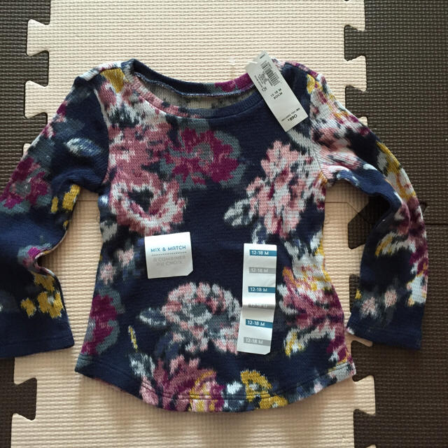 Old Navy(オールドネイビー)の新品 オールドネイビー 花柄ロンT 80 キッズ/ベビー/マタニティのベビー服(~85cm)(Ｔシャツ)の商品写真