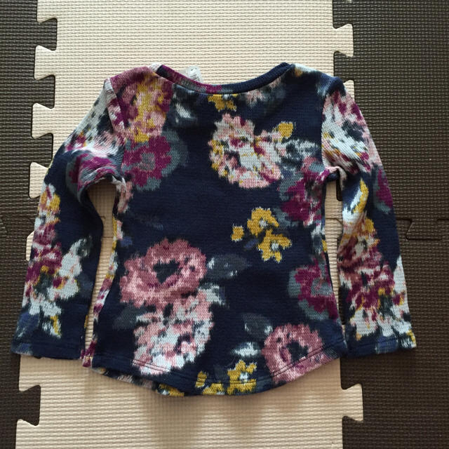 Old Navy(オールドネイビー)の新品 オールドネイビー 花柄ロンT 80 キッズ/ベビー/マタニティのベビー服(~85cm)(Ｔシャツ)の商品写真