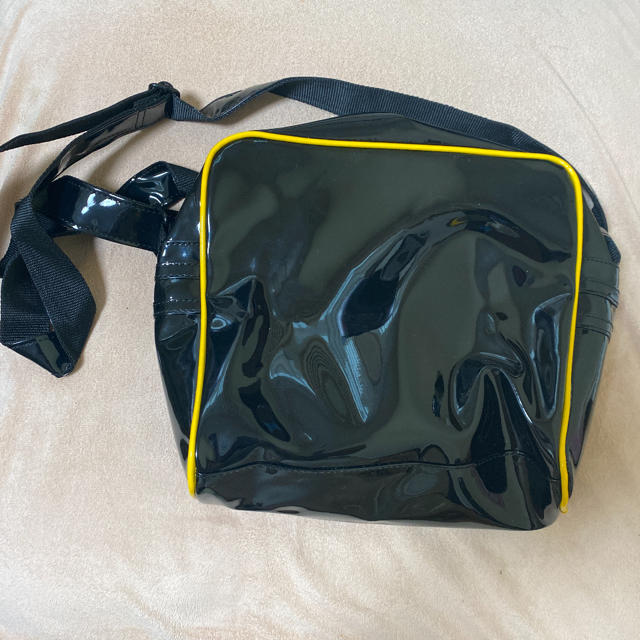 【新品・限定販売】A LINE 斜め掛けエナメルカバン 黒×黄 メンズのバッグ(ショルダーバッグ)の商品写真