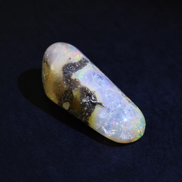 オパール（母岩付き）原石　Opal 蛋白石　112.5CT