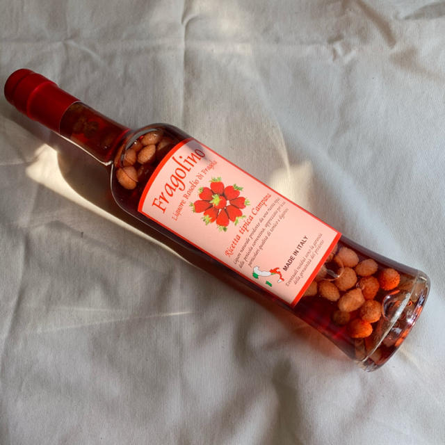 KALDI(カルディ)のフラゴリーノ　リクオーレ・ロゾリオ・ディ・フラゴラ 食品/飲料/酒の酒(リキュール/果実酒)の商品写真