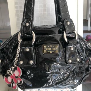 アナスイ(ANNA SUI)の美品★アナスイ チャーム付エナメルバッグ 黒(ハンドバッグ)