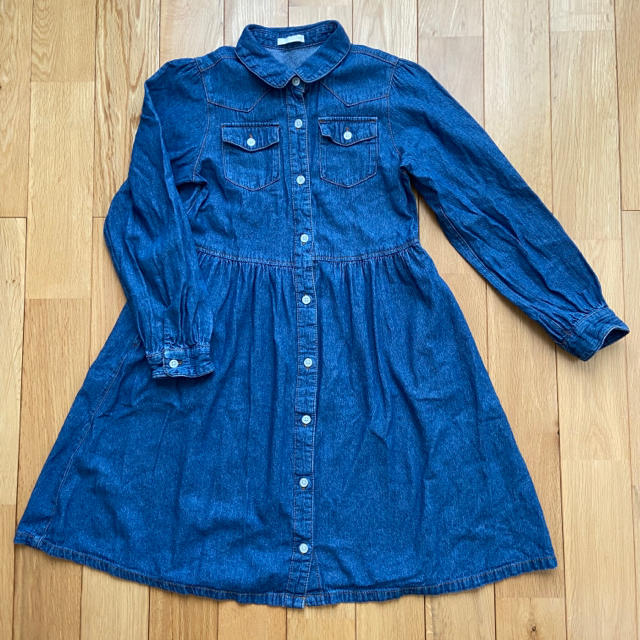 GU(ジーユー)のGUデニムワンピース　140 キッズ/ベビー/マタニティのキッズ服女の子用(90cm~)(ワンピース)の商品写真