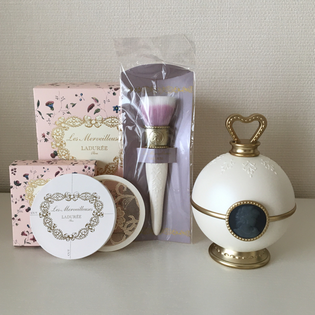 Les Merveilleuses LADUREE(レメルヴェイユーズラデュレ)のレ・メルヴェイユーズラデュレ　フェイスパウダー&ブラシ コスメ/美容のベースメイク/化粧品(フェイスパウダー)の商品写真