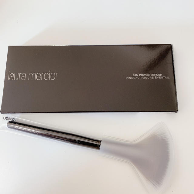 laura mercier(ローラメルシエ)の新品☆ローラメルシエ ファンパウダーブラシ コスメ/美容のメイク道具/ケアグッズ(チーク/フェイスブラシ)の商品写真