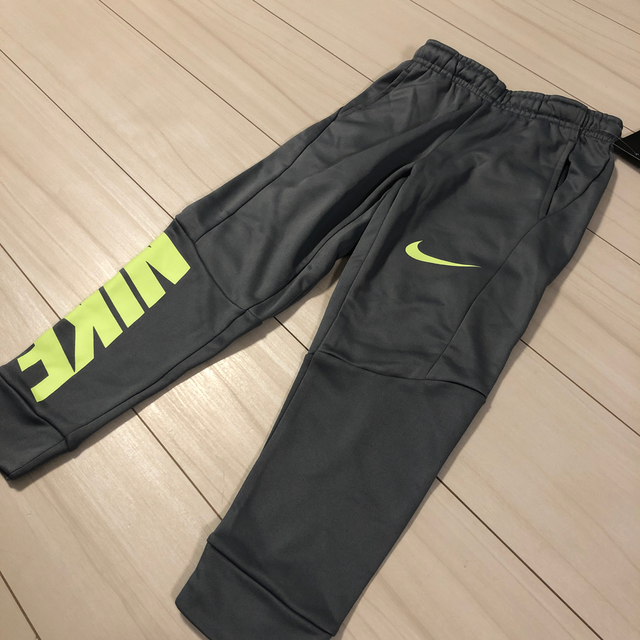 NIKE(ナイキ)のナイキ　シャカシャカ　ズボン　120cm 新品未使用 キッズ/ベビー/マタニティのキッズ/ベビー/マタニティ その他(その他)の商品写真