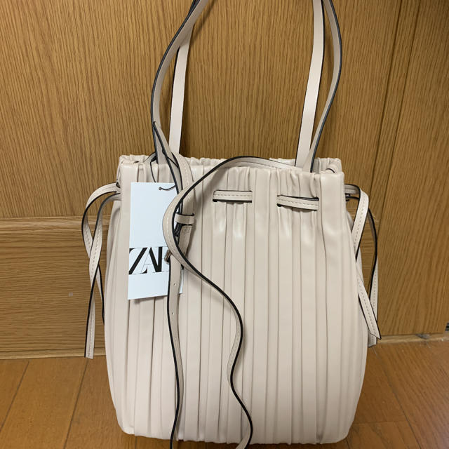 ZARA(ザラ)の新品未使用　zaraプリーツ加工バック レディースのバッグ(ショルダーバッグ)の商品写真