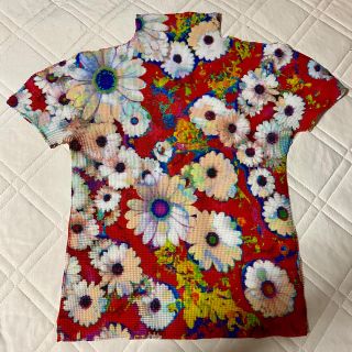 イッセイミヤケ(ISSEY MIYAKE)のme 花柄トップス(シャツ/ブラウス(半袖/袖なし))