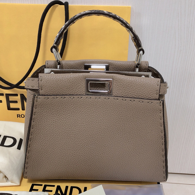 FENDI(フェンディ)のFENDI セレリア　ピーカブー　ベージュ　パイソン ゆん様専用 レディースのバッグ(ハンドバッグ)の商品写真