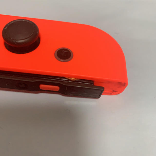 Nintendo Switch(ニンテンドースイッチ)の任天堂Switch ジョイコン 右　ジャンク品 エンタメ/ホビーのゲームソフト/ゲーム機本体(家庭用ゲーム機本体)の商品写真