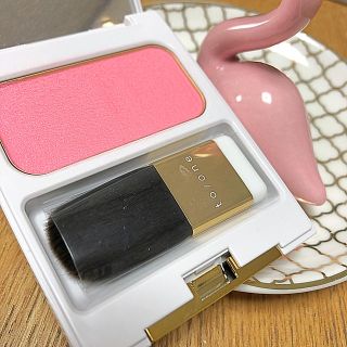 コスメキッチン(Cosme Kitchen)の新品に近い🌸　to/one ペタル　チーク　オーガニック　07 ピンク(チーク)