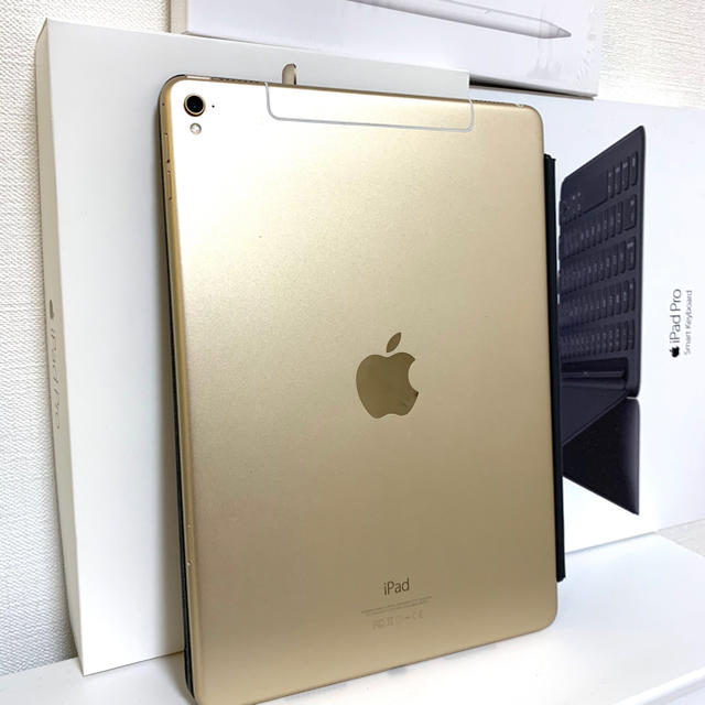 iPad(アイパッド)の【三点セット+おまけ】iPad Pro 9.7インチ 128GB SIMフリー スマホ/家電/カメラのPC/タブレット(タブレット)の商品写真