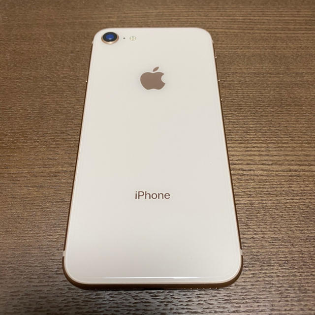 Apple(アップル)のiphone 8 256GB ゴールド / 純正レザーケース 黒 スマホ/家電/カメラのスマートフォン/携帯電話(スマートフォン本体)の商品写真