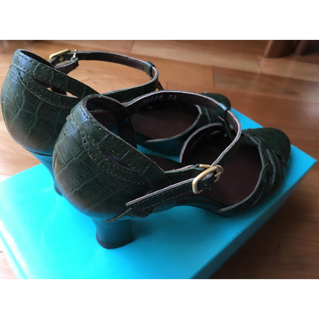 クロコ　型押し　ストラップ　パンプス　緑　グリーン　チアキカタギリ レディースの靴/シューズ(ハイヒール/パンプス)の商品写真