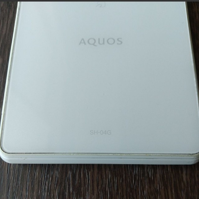 AQUOS(アクオス)の【ジャンク】docomo AQUOS EVER SH-04G ホワイト 本体 スマホ/家電/カメラのスマートフォン/携帯電話(スマートフォン本体)の商品写真