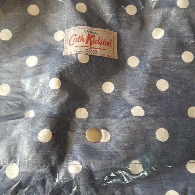 Cath Kidston(キャスキッドソン)のCath Kidston　斜めかけバッグ　ドット柄 レディースのバッグ(ショルダーバッグ)の商品写真