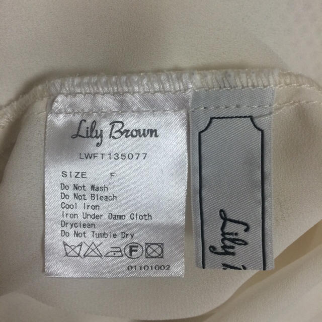 Lily Brown(リリーブラウン)の美品 ホワイトブラウス レディースのトップス(シャツ/ブラウス(長袖/七分))の商品写真