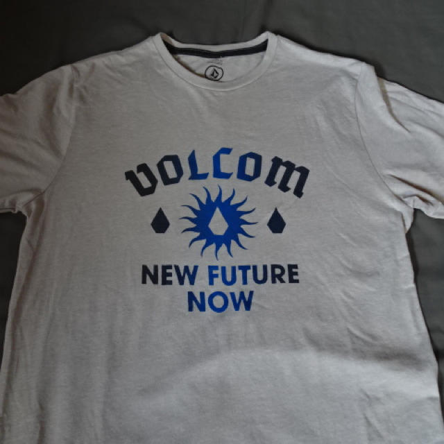 volcom(ボルコム)の ボルコム 【NEW FUTURE NOW】 ロゴプリントＴシャツUS S メンズのトップス(Tシャツ/カットソー(半袖/袖なし))の商品写真