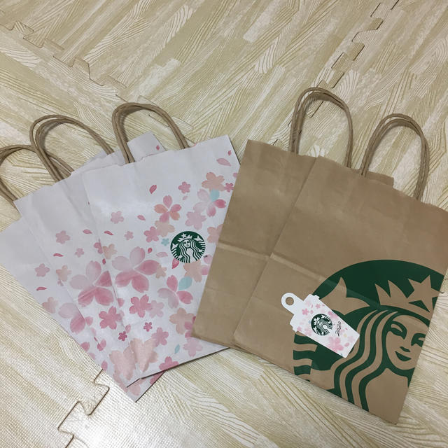 Starbucks Coffee(スターバックスコーヒー)のスターバックス桜 紙袋3枚、オリジナ紙袋2枚、桜メッセージカード1枚 レディースのバッグ(ショップ袋)の商品写真