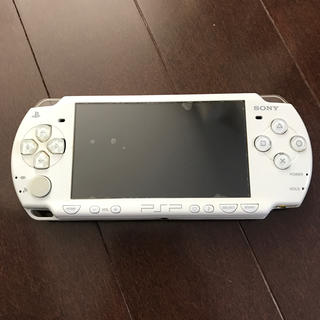 プレイステーションポータブル(PlayStation Portable)の【ジャンク品】PSP 2000 ホワイト 本体(携帯用ゲーム機本体)
