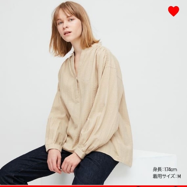 UNIQLO(ユニクロ)のユニクロ コットンドビーギャザーブラウス　ベージュ レディースのトップス(シャツ/ブラウス(長袖/七分))の商品写真