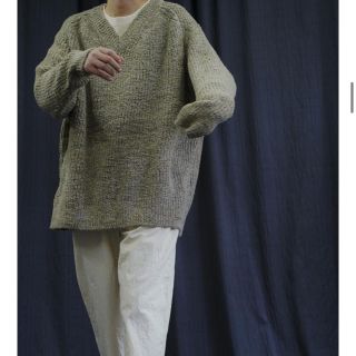 サンシー(SUNSEA)のURU(ウル)/V NECK KNIT/Brown ニット(ニット/セーター)