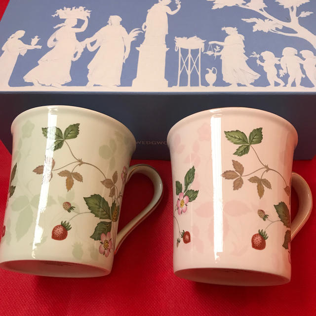 WEDGWOOD(ウェッジウッド)の新品❗️❗️WEDGWOODワイルドストロベリー　ペアマグカップ インテリア/住まい/日用品のキッチン/食器(グラス/カップ)の商品写真