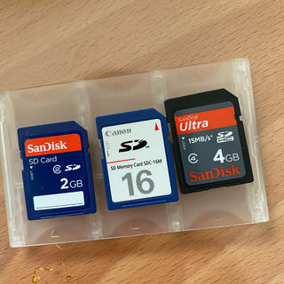 サンディスク(SanDisk)のSDカード 16MB. ２GB. 4GB ケース付き(その他)