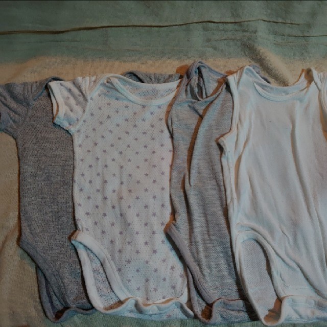 UNIQLO(ユニクロ)のUNIQLO ロンパース (半袖２枚タンクトップ２枚) 計４枚 キッズ/ベビー/マタニティのベビー服(~85cm)(ロンパース)の商品写真