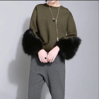 ザラ(ZARA)のスリーブポイントファーニット 袖ファー フェイクファー 個性的 人気(ニット/セーター)