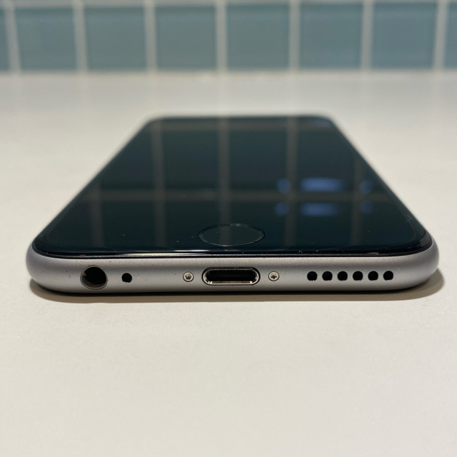 Apple(アップル)のiPhone 6s 32GB スペースグレー スマホ/家電/カメラのスマートフォン/携帯電話(スマートフォン本体)の商品写真