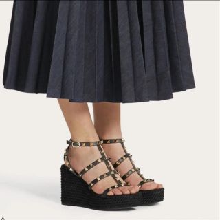 ヴァレンティノ(VALENTINO)のヴァレンティノの黒スタッヅサンダル❤︎(サンダル)