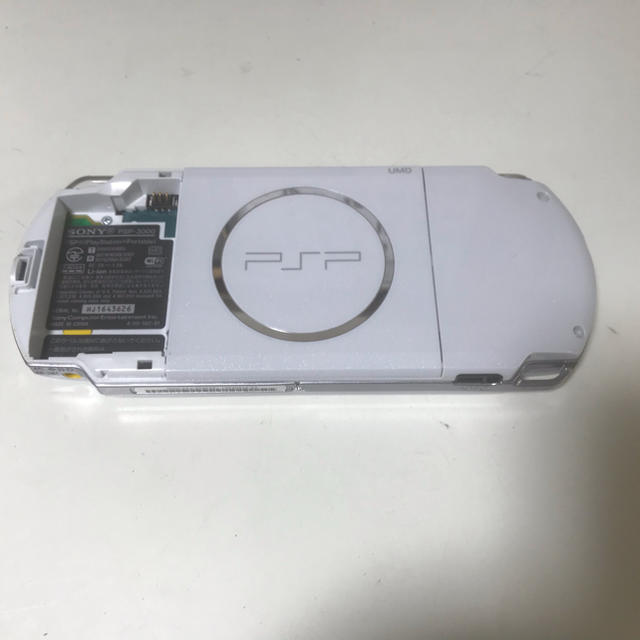 PlayStation Portable(プレイステーションポータブル)のソニー・ＰＳＰ-3000！パールホワイト！ エンタメ/ホビーのゲームソフト/ゲーム機本体(携帯用ゲーム機本体)の商品写真