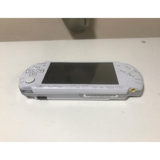 PlayStation Portable(プレイステーションポータブル)のソニー・ＰＳＰ-3000！パールホワイト！ エンタメ/ホビーのゲームソフト/ゲーム機本体(携帯用ゲーム機本体)の商品写真