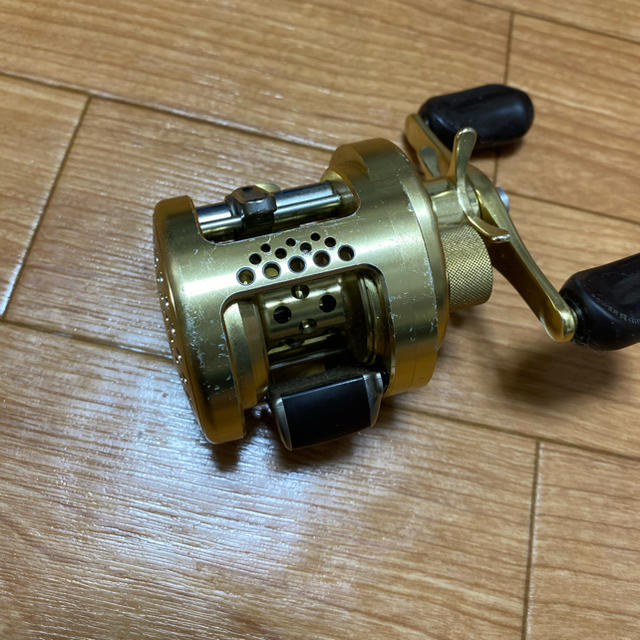 SHIMANO(シマノ)のシマノ カルカッタコンクエスト100 スポーツ/アウトドアのフィッシング(リール)の商品写真