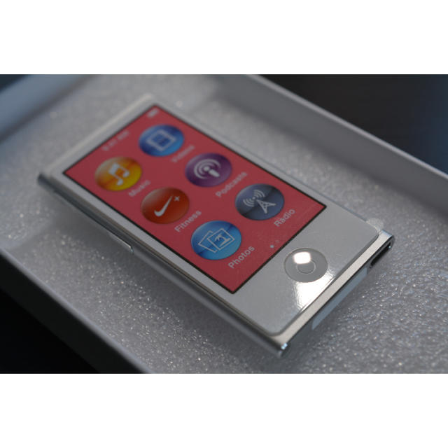 Apple(アップル)の【新品未使用】iPod nano 第7世代 16GB シルバー apple スマホ/家電/カメラのオーディオ機器(ポータブルプレーヤー)の商品写真