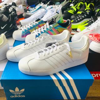 アディダス(adidas)のビューティー & ユース × アディダス オリジナルス ガゼル 白/金(スニーカー)