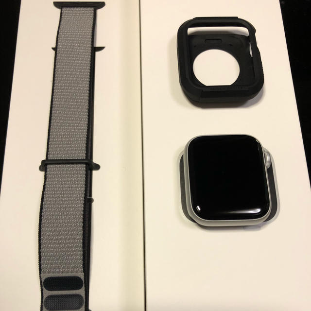 Apple(アップル)のApple Watch series5 GPSモデル アルミ40mm シルバー メンズの時計(腕時計(デジタル))の商品写真