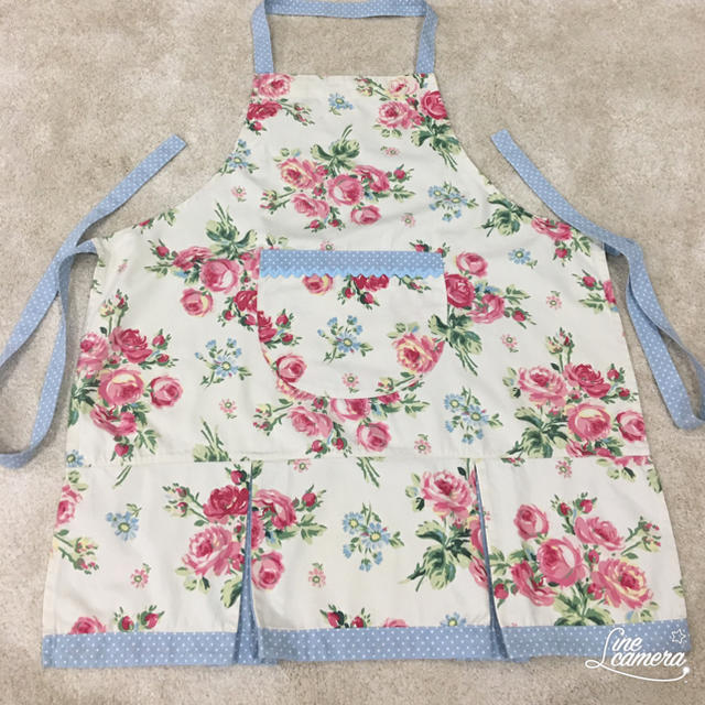 LAURA ASHLEY(ローラアシュレイ)のローラアシュレイ  可愛い♡エプロン♡ お花ドット♡ インテリア/住まい/日用品のキッチン/食器(その他)の商品写真